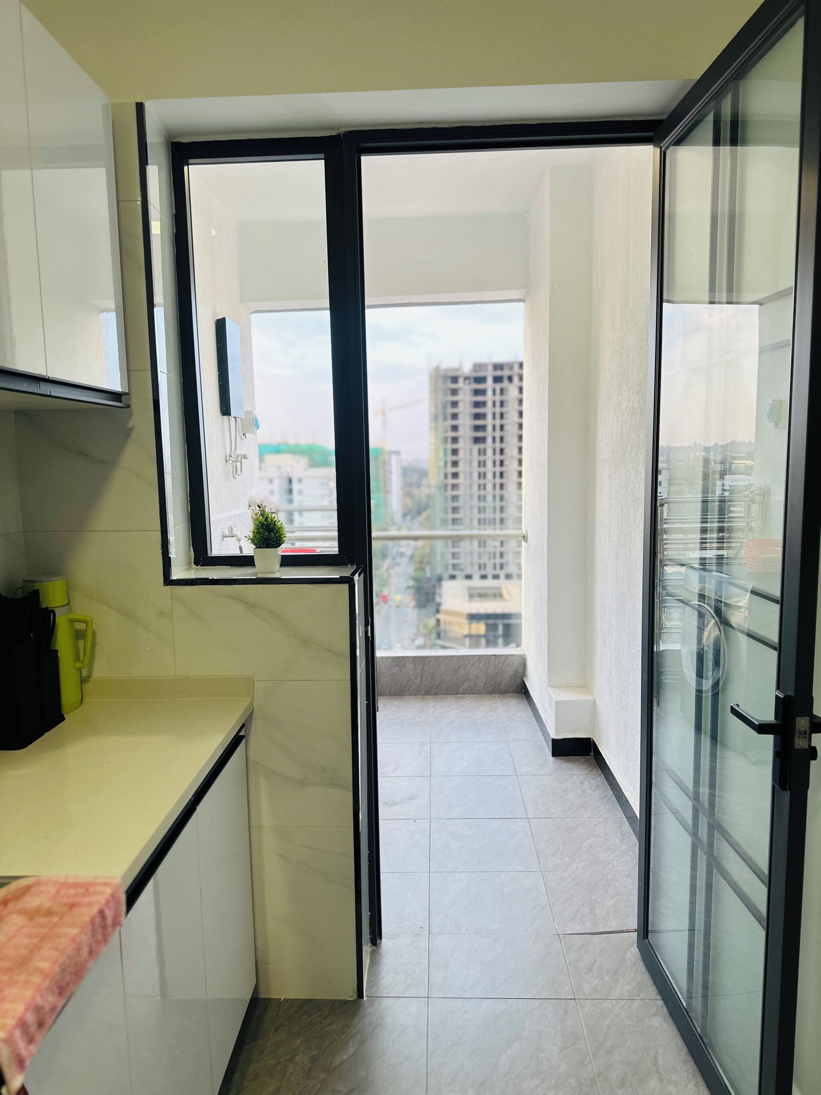 Una cocina moderna con vistas a la ciudad a través de un ventanal amplio.