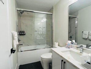 Serviettes fournies, savon, papier toilette