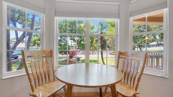 Casa Confort, 5 habitaciones, lanai | Restaurantes