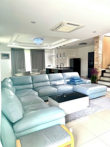 Spacious 5-bedroom house in terrific Muang Pattaya with AC and fitness room