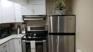 Coffee/tea maker, fridge, microwave, oven