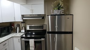 Coffee/tea maker, fridge, microwave, oven