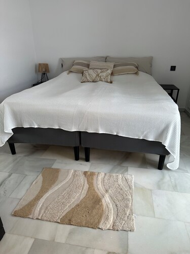 Penthouse with an ocean view! Fantastic location near the ocean and amenities