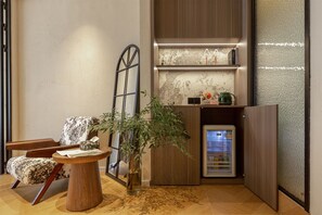 Deluxe Apartment, 1 Queen Bed, Balcony, River View | Interior