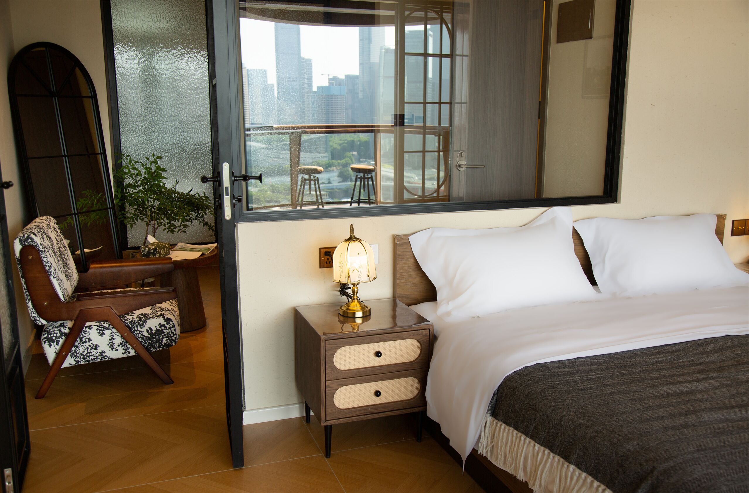 Deluxe-Apartment, 1 Queen-Bett, Balkon, Flussblick | Kostenloses WLAN, Bettwäsche