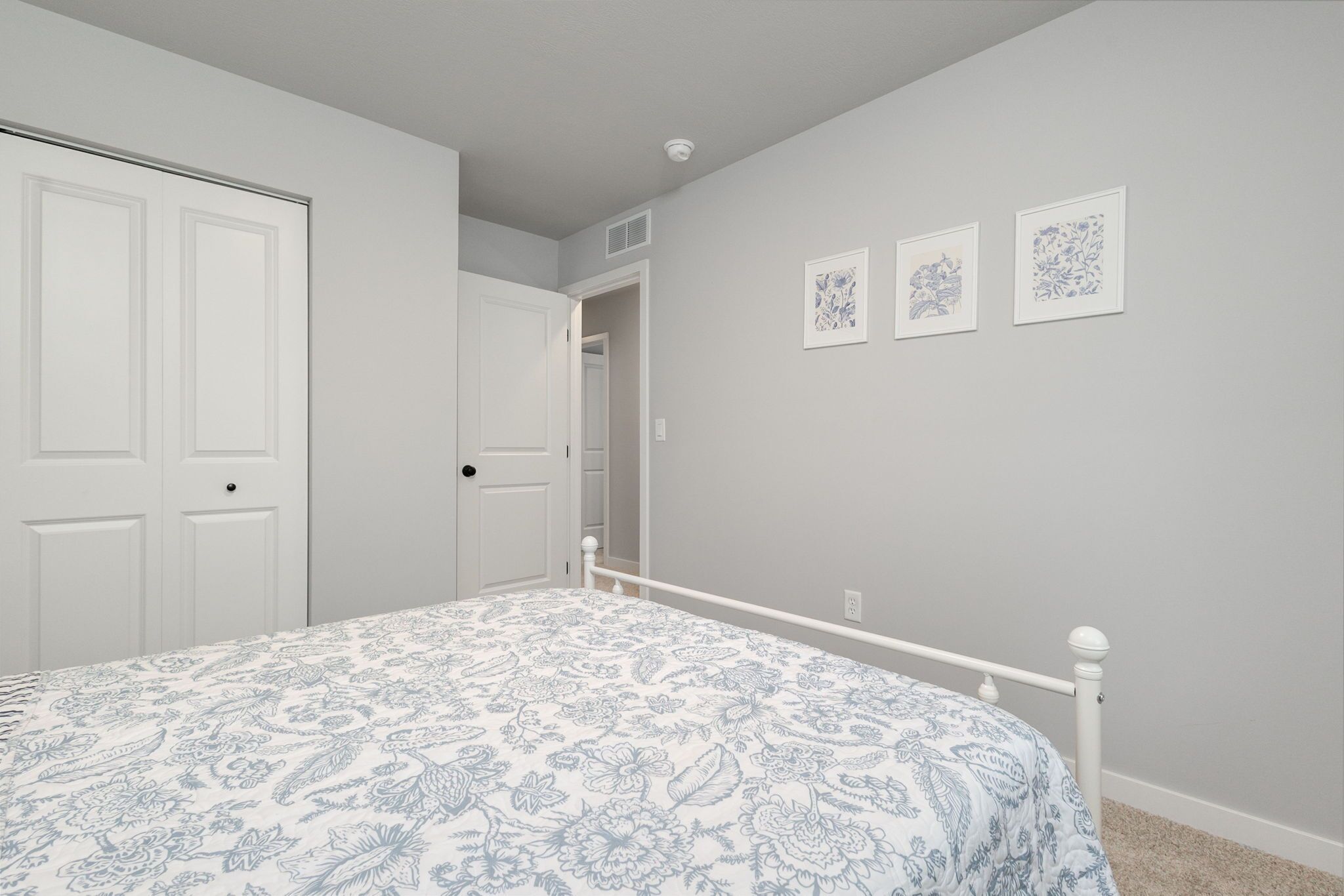4 bedrooms, iron/ironing board, internet, bed sheets