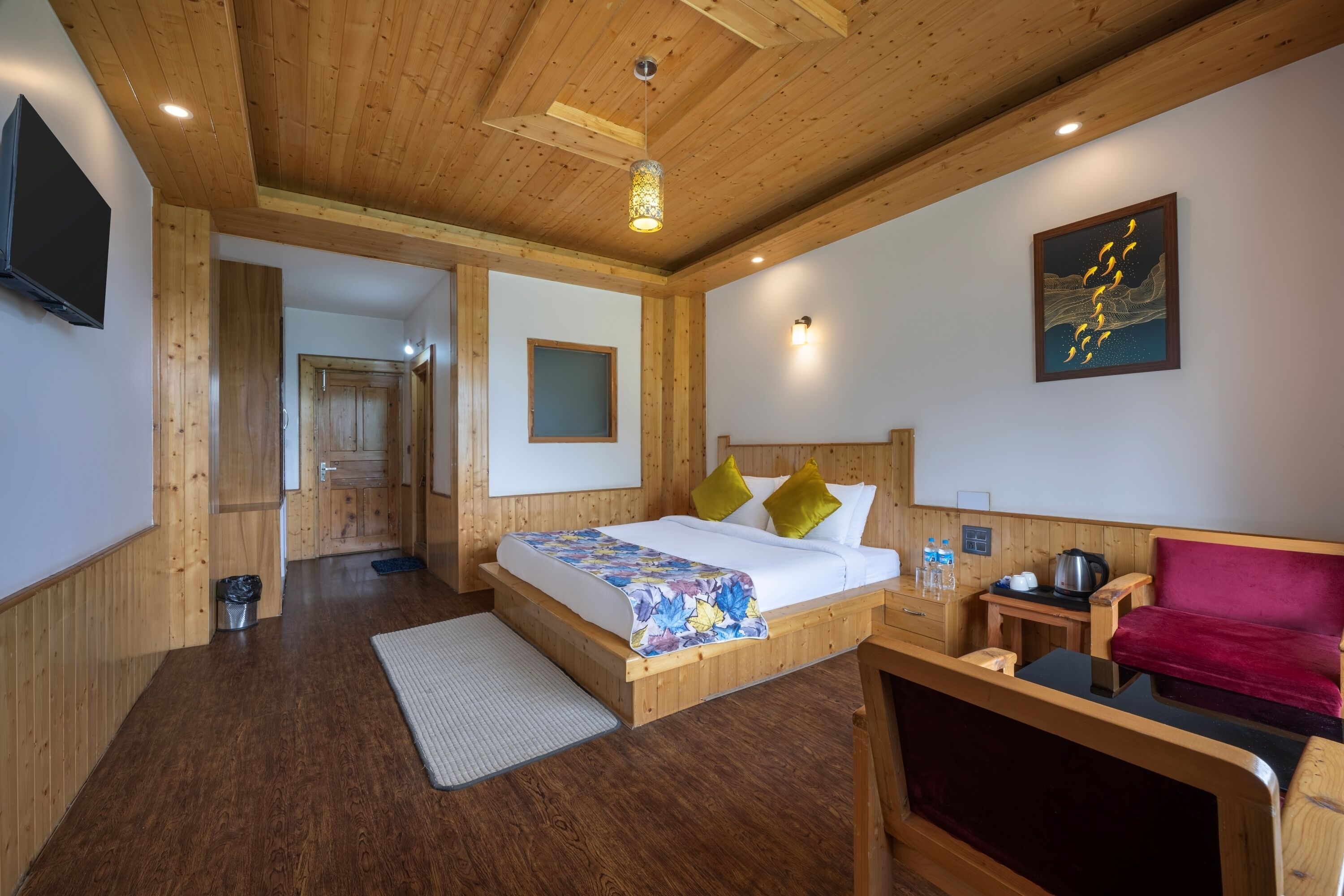 Deluxe Room | Desk, blackout drapes, iron/ironing board (on request), WiFi (free)
