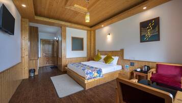 Deluxe Room | Desk, blackout drapes, iron/ironing board (on request), WiFi (free)