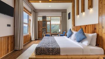 Superior Room, Balcony, Valley View | Desk, blackout drapes, iron/ironing board (on request), WiFi (free)