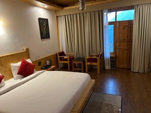 Deluxe Room | Langsir/tirai gelap terus, seterika/papan seterika, Wi-fi percuma 
