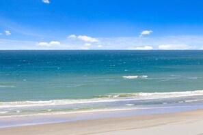 Ein Strand mit freiem Blick auf das Meer und einem sandigen Ufer.