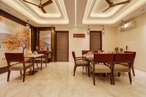 Dining - Hotel Signature Suites (DELHI)