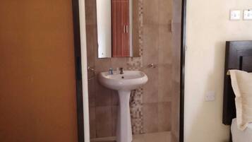 Ducha, artículos de tocador gratuitos, toallas, jabón