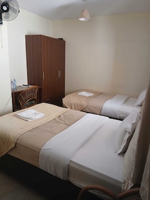 Chambre Standard avec lits jumeaux, vue ville | Bureau, espace de travail pour ordinateur portable, Wi-Fi gratuit