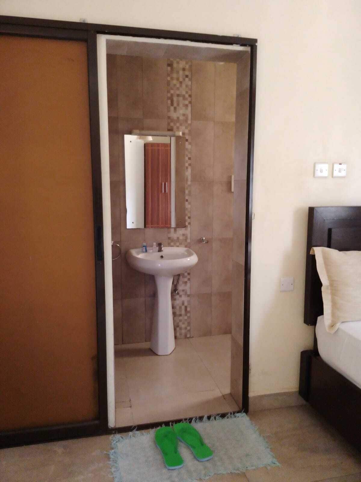 Ropa de cama de alta calidad, colchones con pillow-top y escritorio 