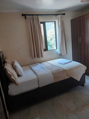 Premium bedding, pillow-top beds, desk, laptop workspace - Jp Resort & Spa (Westlands)