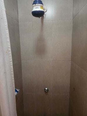 Chambre Simple Standard, vue ville | Salle de bain | Douche, articles de toilette gratuits, serviettes fournies, savon