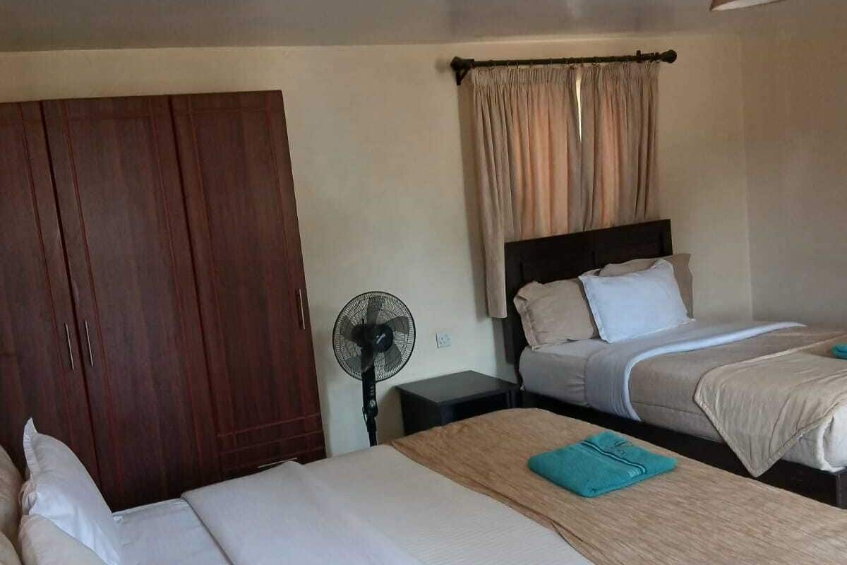 Habitación doble estándar, vista a la ciudad | Ropa de cama de alta calidad, camas con pillow-top y escritorio