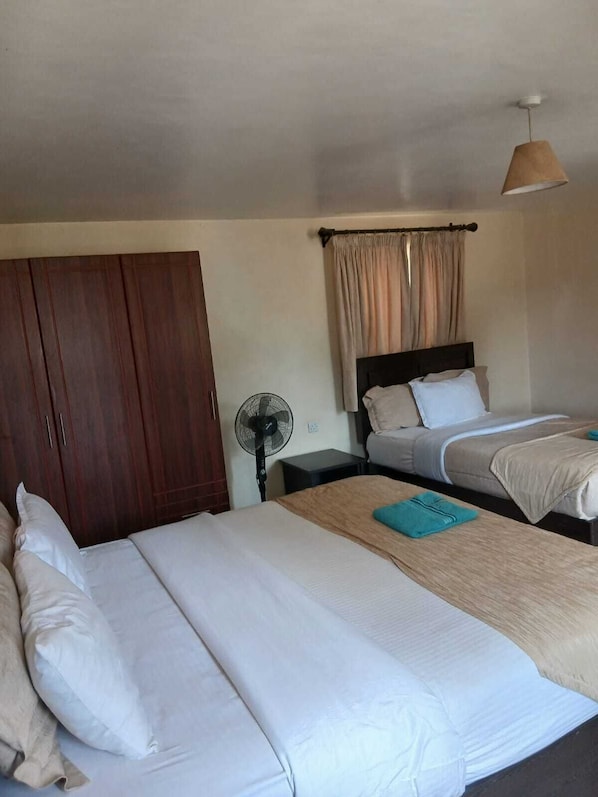 Ropa de cama de alta calidad, colchones con pillow-top y escritorio
