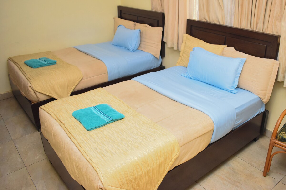 Ropa de cama de alta calidad, colchones con pillow-top y escritorio