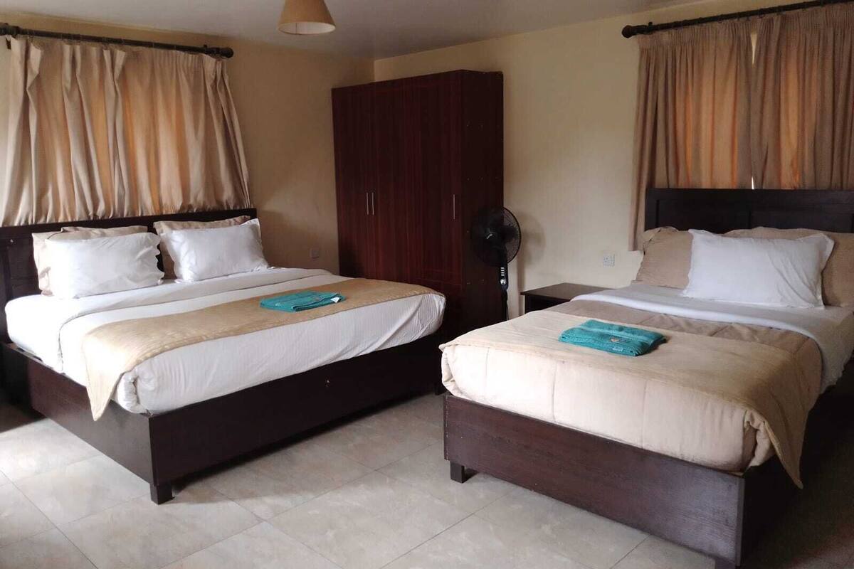 Habitación superior, vista a la ciudad | Ropa de cama de alta calidad, camas con pillow-top y escritorio