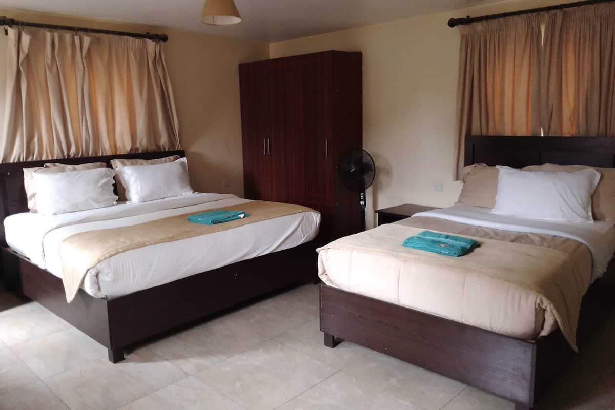 Habitación superior, vista a la ciudad | Ropa de cama de alta calidad, camas con pillow-top y escritorio