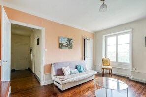 Smart TV, fireplace, DVD player