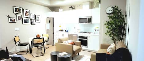 Condo, 1 quarto, acessível, sacada | Sala de estar | Livros