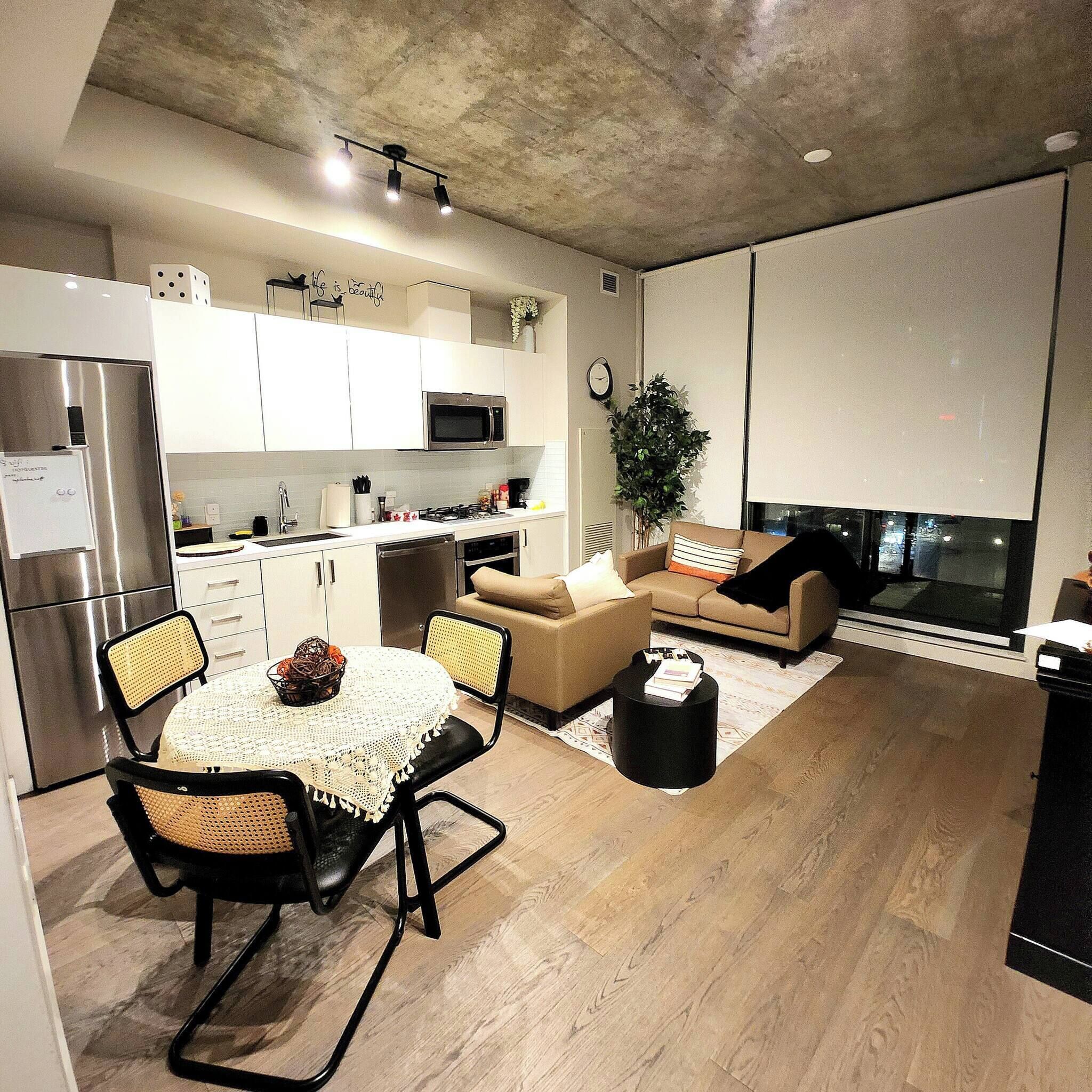 Condo, 1 Bedroom, Accessible, Balcony | Living room | Books
