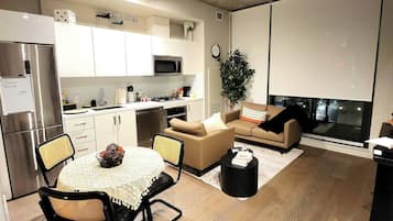 Condo, 1 Bedroom, Accessible, Balcony | Living room | Books