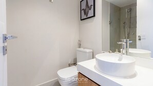 A modern bathroom with a toilet, a sink, and a shower. - Studio in Bldg With gym in Bela Vista Hmj0509 (São Paulo)