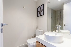A modern bathroom with a toilet, a sink, and a shower. - Studio in Bldg With gym in Bela Vista Hmj0509 (São Paulo)