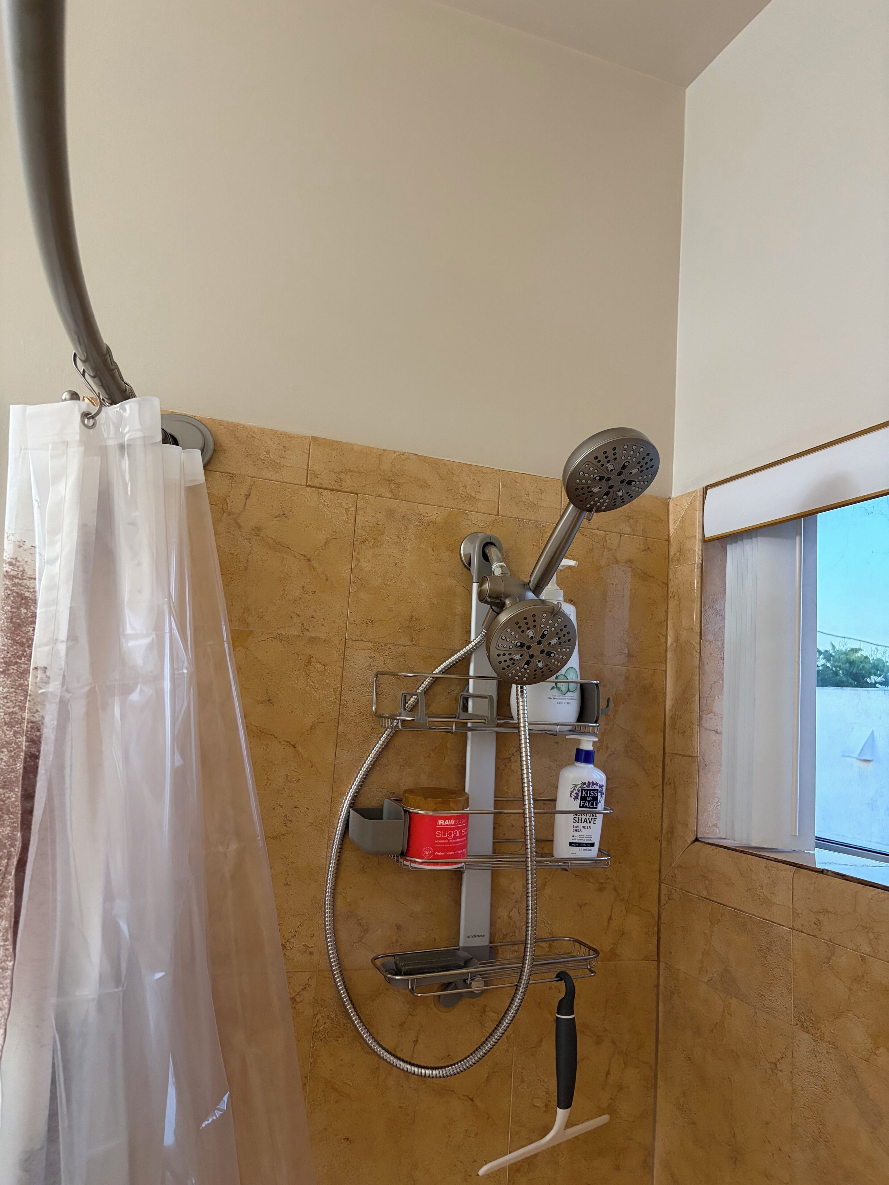 ヘアドライヤー、タオル、石鹸、トイレットペーパー