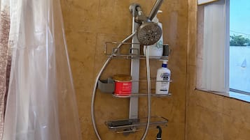 Haartrockner, Handtücher, Seife, Toilettenpapier