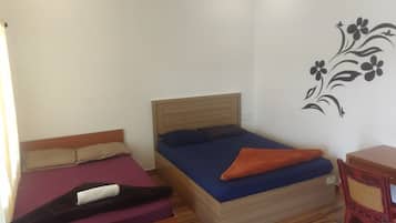Habitación cuádruple estándar, 2 camas matrimoniales, vista a la montaña | Espacio para trabajar con laptop y wifi gratis
