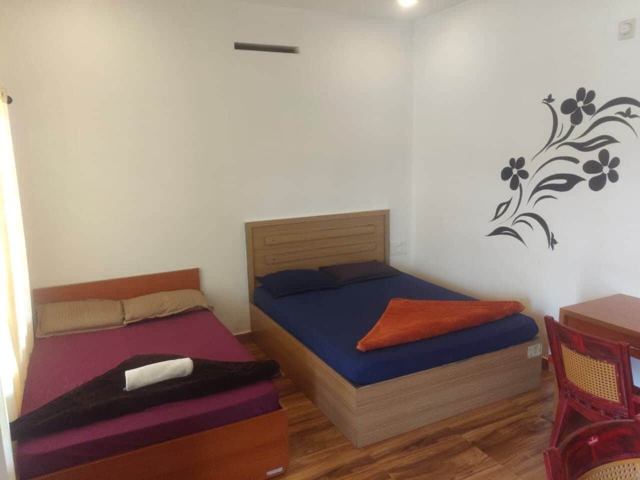 Habitación cuádruple estándar, 2 camas matrimoniales, vista a la montaña | Espacio para trabajar con laptop y wifi gratis 