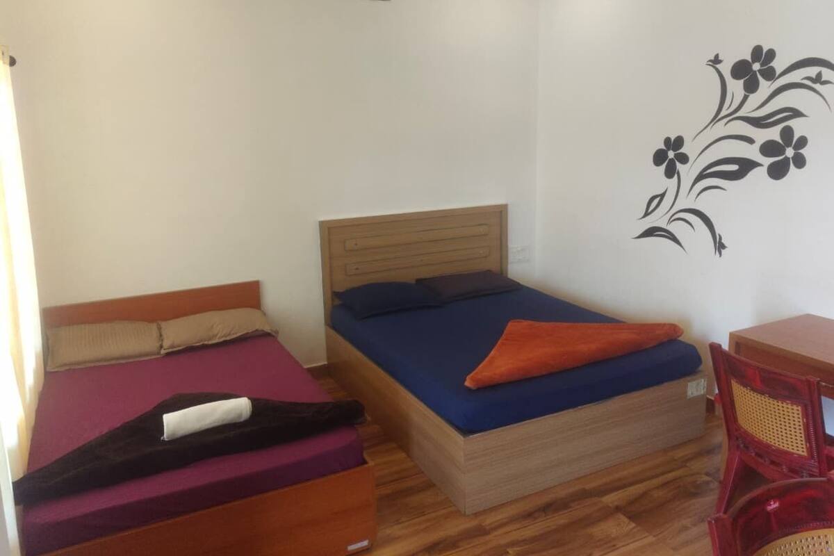 Habitación cuádruple estándar, 2 camas matrimoniales, vista a la montaña | Espacio para trabajar con laptop y wifi gratis