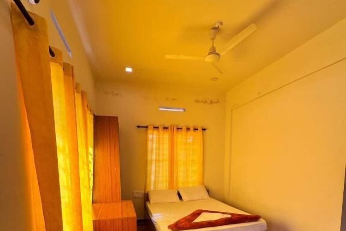Habitación doble estándar, 1 cama matrimonial, vista a la montaña | Espacio para trabajar con laptop y wifi gratis