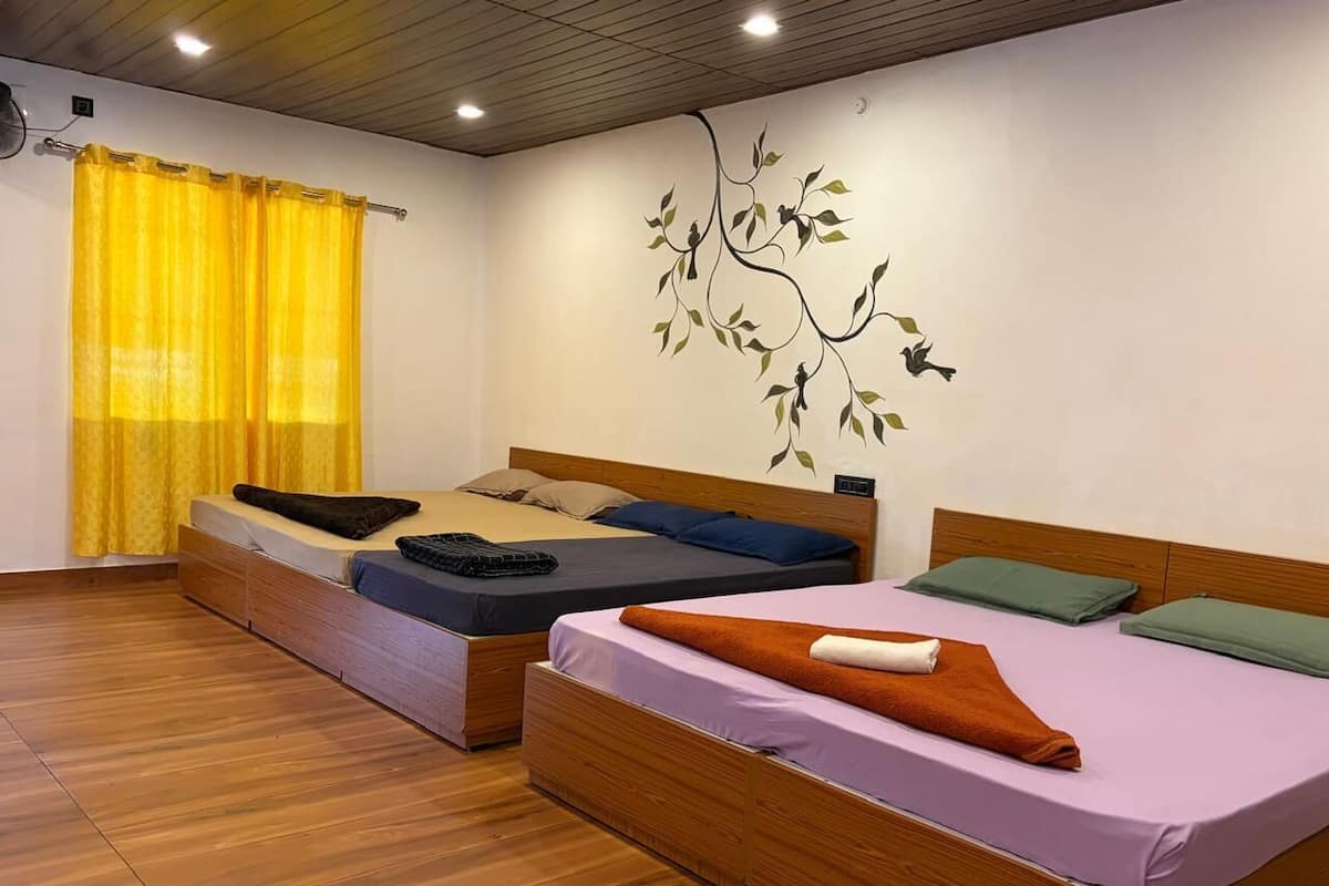 Habitación familiar, varias camas, vista a la montaña | Espacio para trabajar con laptop y wifi gratis