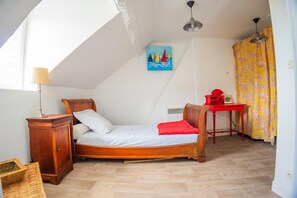Een strijkplank/strijkijzer, gratis wifi, beddengoed
