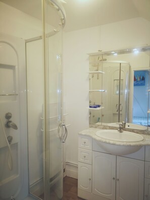 Een douche, een haardroger, handdoeken, zeep