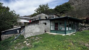 Un edificio moderno con techo plano, ventanas amplias y fachada de piedra.