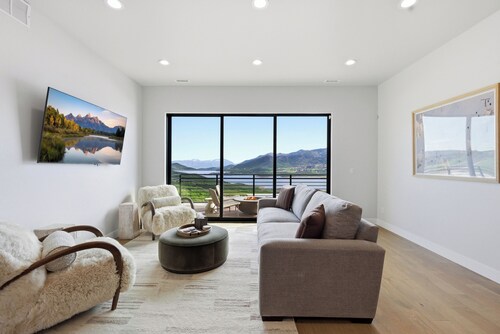 Sleeps 32 | 2 Hot Tubs + Sauna | Reservoir Views | Serenity Now + Pretty Good