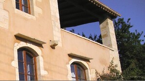 Ein Gebäude mit Bogenfenstern und einem Balkon.