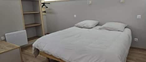 2 habitaciones, tabla de planchar con plancha y cuna de viaje