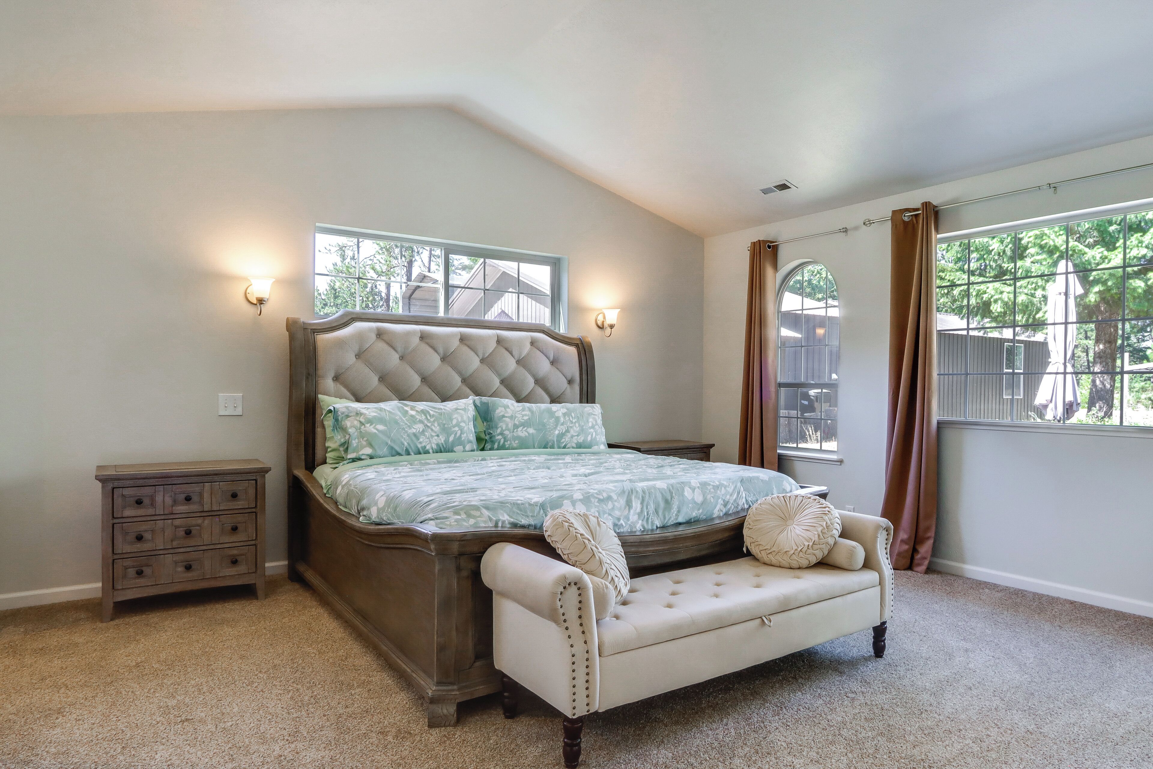 2 bedrooms, desk, internet, bed sheets