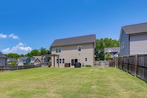 A residential area with houses, a wooden fence, and a grassy yard. - Fenced Yard! Monthly Stay, 4 Mi to Dtwn Clayton (Clayton)