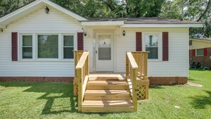 A small, single-story house with a front porch, a door, and a window with shutters. - 1 Mi to Fort Valley State College! Home w/ Grill (Fort Valley)