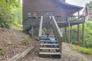 A wooden staircase leading to a cabin with a deck and an American flag. - Blue Ridge Bliss: Peaceful Retreat w/ Deck (Blue Ridge)