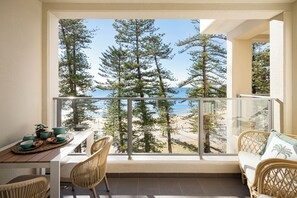 Outdoor dining - 
Wake up by the sea premium Manly Beach retreat for two the sand just steps away (Manly)